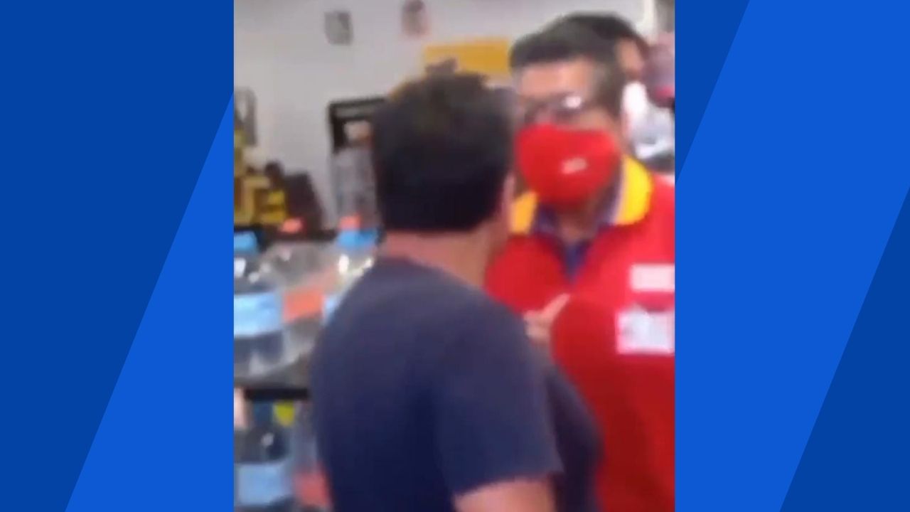 Discuten y pelean en un Oxxo por el uso del cubrebocas