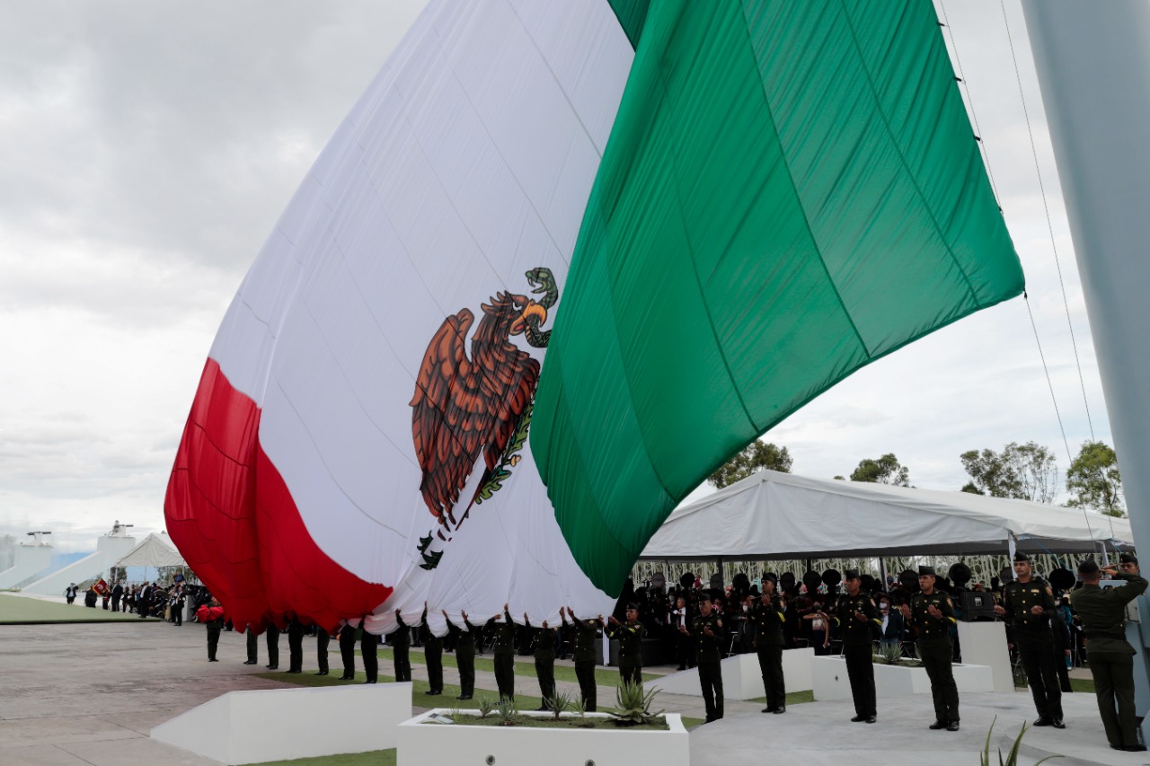 Bandera monumental en Puebla pesa más de 90 kilos y mide más de 25 metros