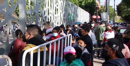¡Laaargas filas para vacunación de menores contra Covid19 en Puebla! Esperan hasta 6 horas