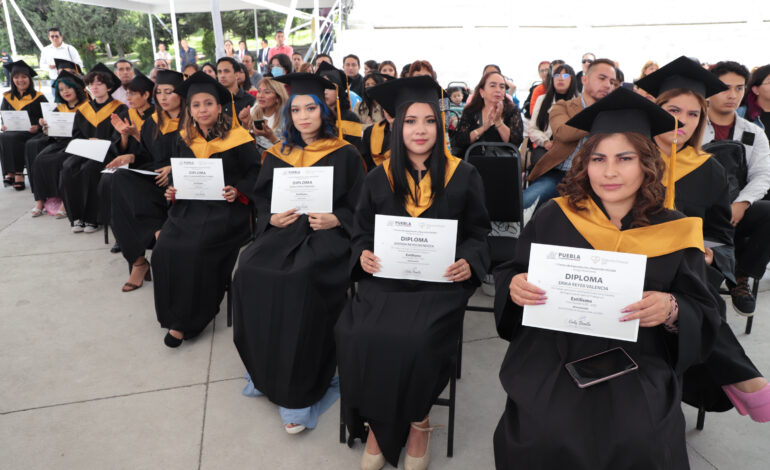 Gradúa el DIF Puebla a 42 personas en Diseño de Modas, Estilismo y Gastronomía