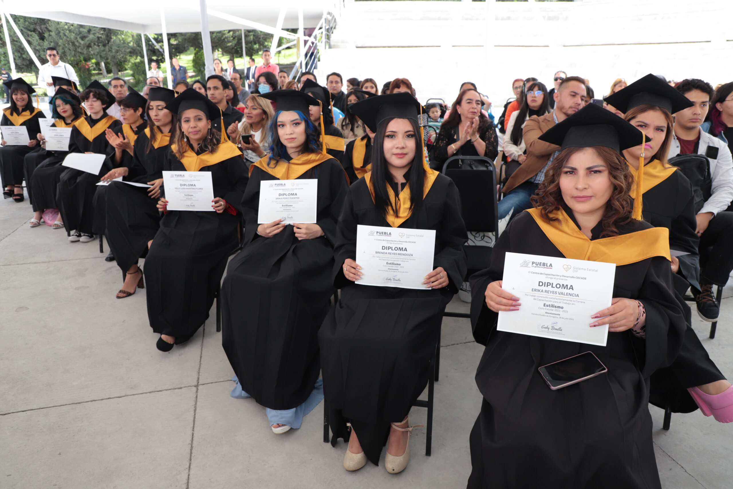 Gradúa el DIF Puebla a 42 personas en Diseño de Modas, Estilismo y Gastronomía