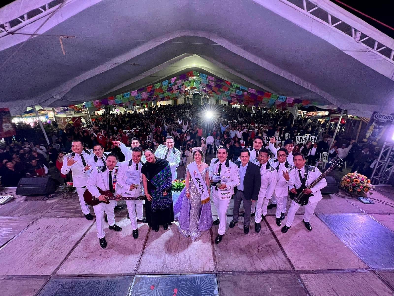 Coronación de Melody, corredor artesanal, artistas y tlacoyos, así inició la fiesta en Chignahuapan (Fotos)
