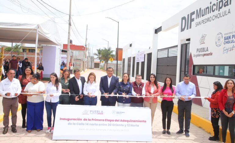 El gobernador Sergio Salomón y Gaby Bonilla, presidenta del Patronato del SEDIF, presidieron la inauguración de la rehabilitación del inmueble del DIF Municipal de San Pedro Cholula