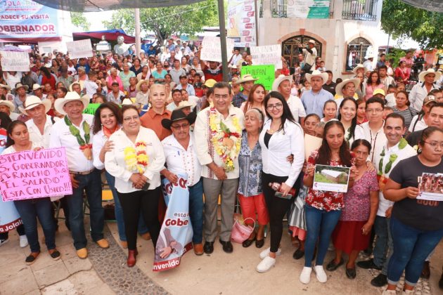 Sergio Salomón entregó obras en planteles educativos de la mixteca.