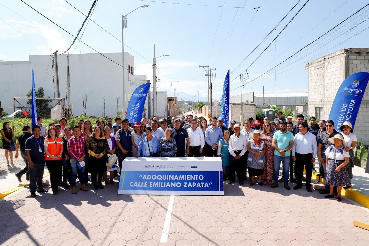 Vecinos de Emiliano Zapata en Tlaxcalancingo estrenan adoquinamiento