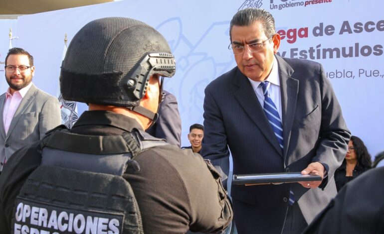 El gobernador Sergio Salomón entregó estímulos y ascensos a policías estatales por acciones relevantes en el cumplimiento de su deber