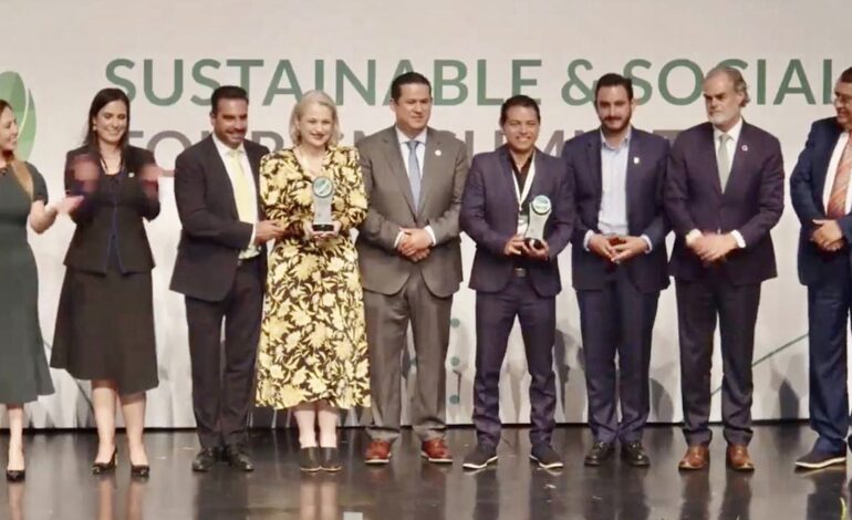 Fue el organismo público descentralizado Convenciones y Parques Puebla de la Secretaría de Turismo, el que recibió tal reconocimiento en la categoría de sector público por el programa “Expo Verde, #AhorraTeTocaATi”