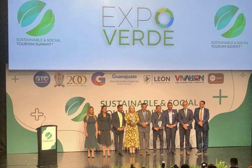 Fue el organismo público descentralizado Convenciones y Parques Puebla de la Secretaría de Turismo, el que recibió tal reconocimiento en la categoría de sector público por el programa “Expo Verde, #AhorraTeTocaATi”
