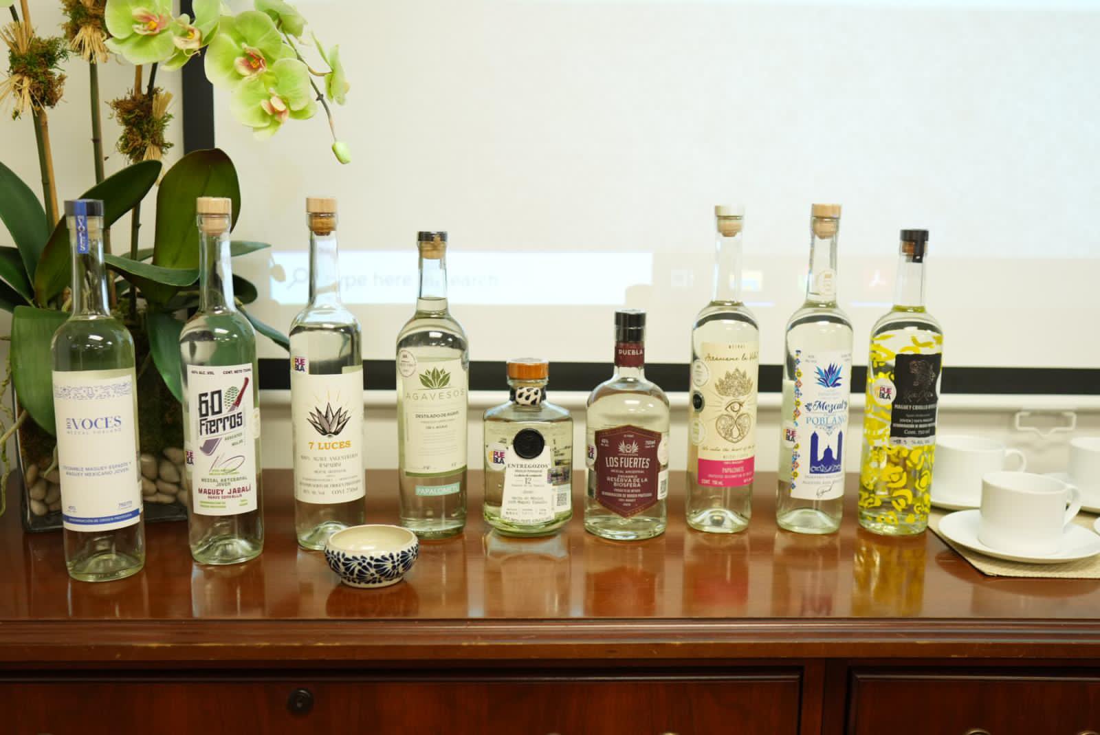 Mezcal poblano llega a NY, gobernador Sergio Salomón impulsa vinculación comercial