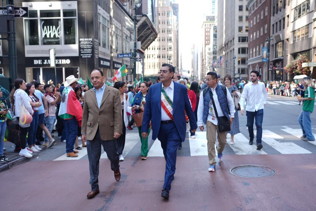 Sergio Salomón en gira por NY fortalece lazos con migrantes poblanos.
