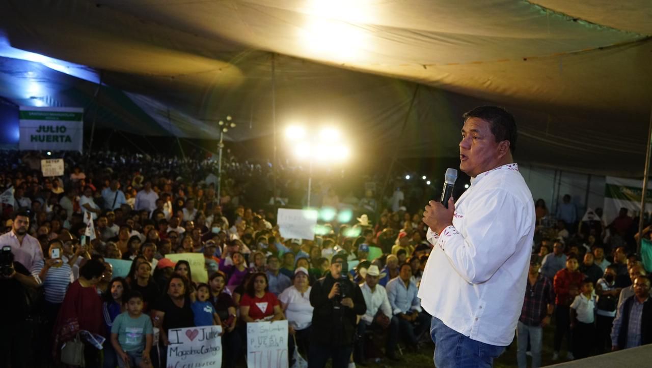 Reciben miles de personas de Zinacatepec a Julio Huerta