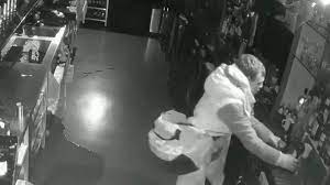 No fue le primer robo que hizo, medios locales informaron que ya había sido localizado en cámaras robando en la Terminal del Norte, específicamente en una tienda de Marks and Spencer, donde robaron filetes, embutidos, barras de proteínas y refrescos.