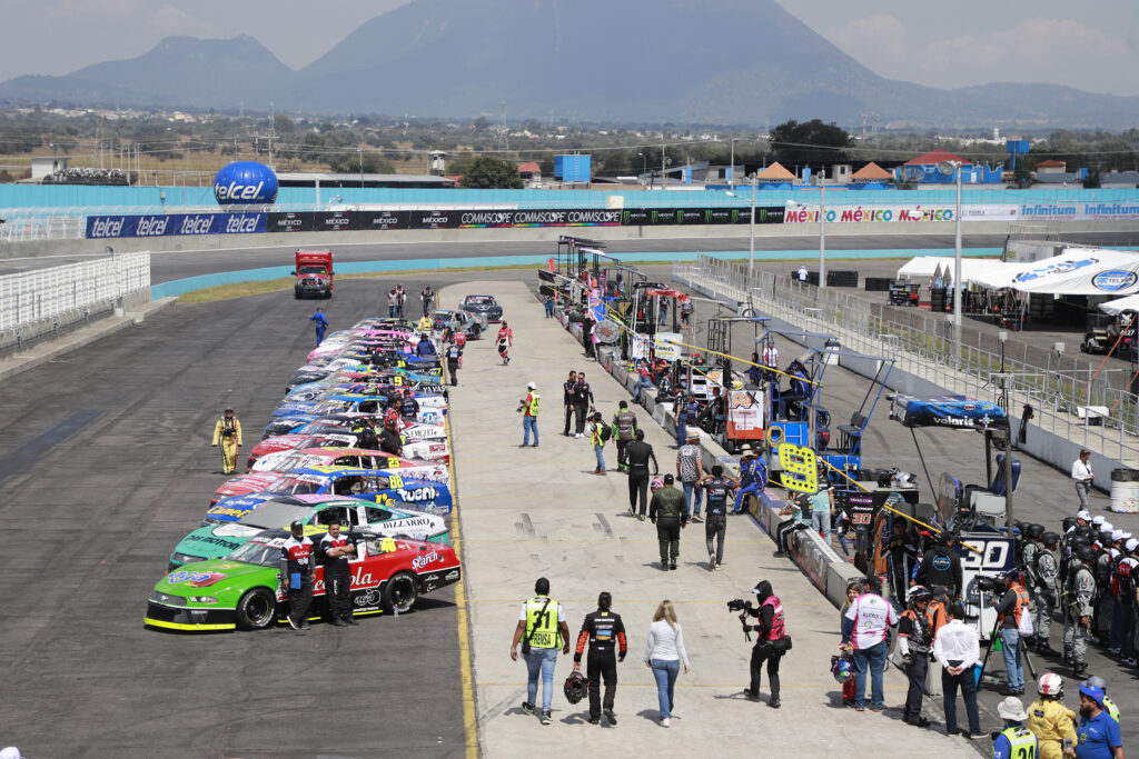 Cerca de 20 mil personas, atestiguaron la calificación de los pilotos Salvador de Alba, Germán Quiroga, Rubén García Jr., y Andrés Pérez de Lara a la final que se correrá el próximo domingo 5 de noviembre.