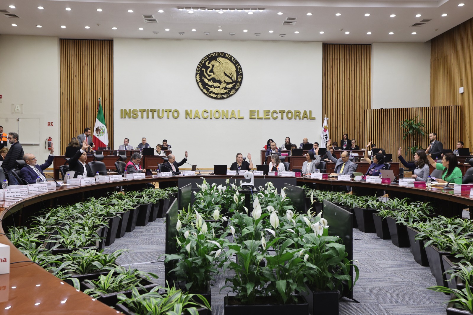 INE aprueba periodo de precampañas federales, inician en noviembre