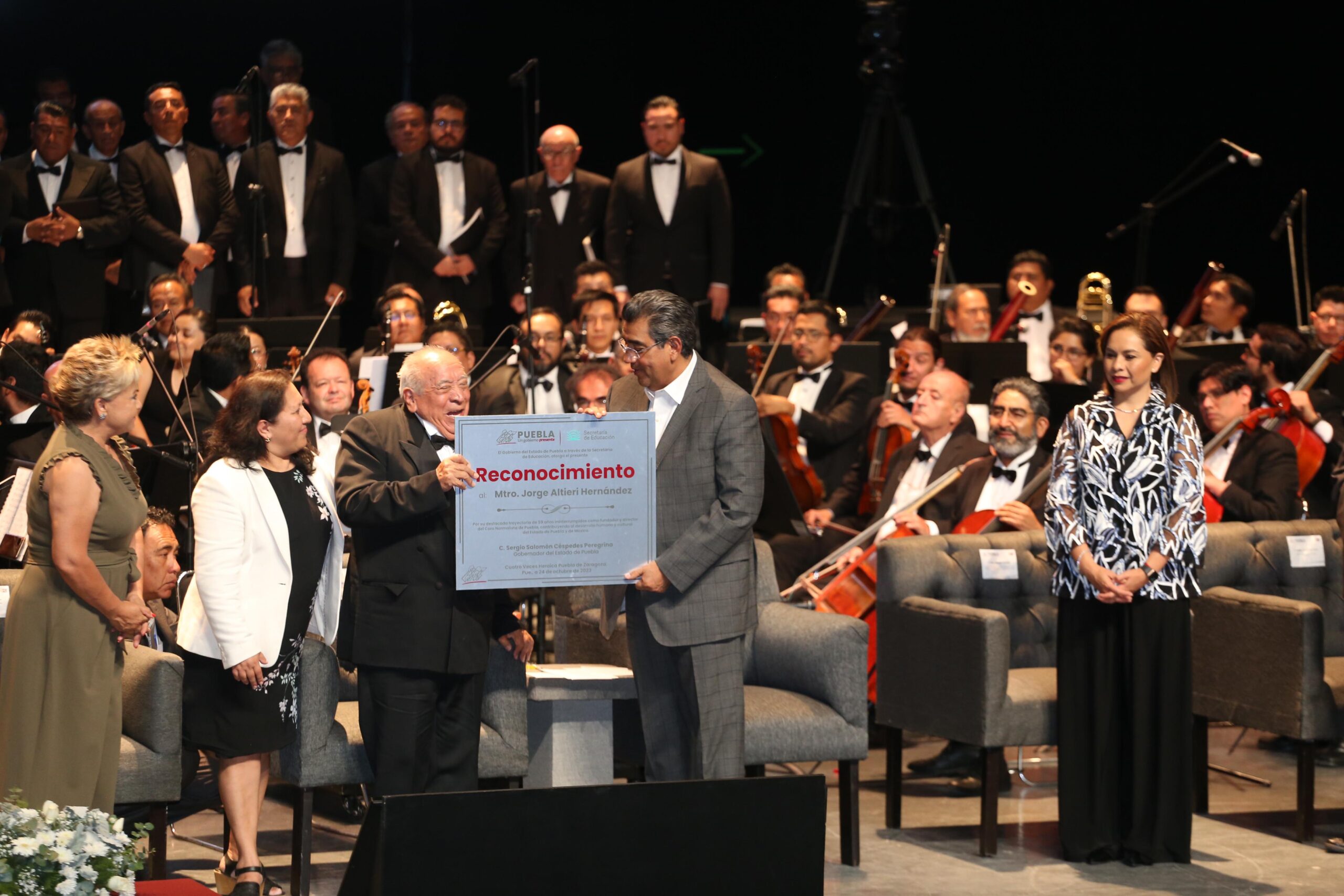 Con homenaje, gobierno estatal reconoce trayectoria del maestro Jorge Altieri Hernández
