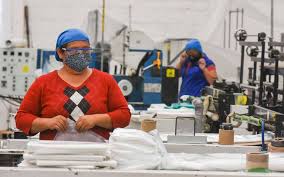 Nueve de cada 10 personas que dejan el mercado laboral por realizar cuidados son mujeres