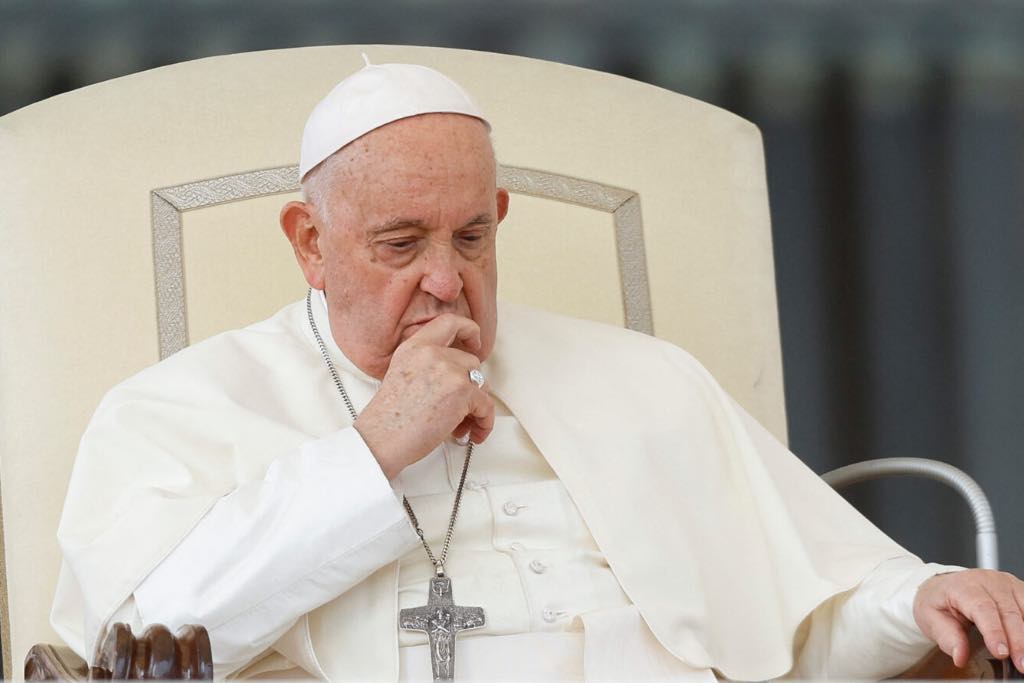 Papa Francisco se reúne con familiares de rehenes israelíes