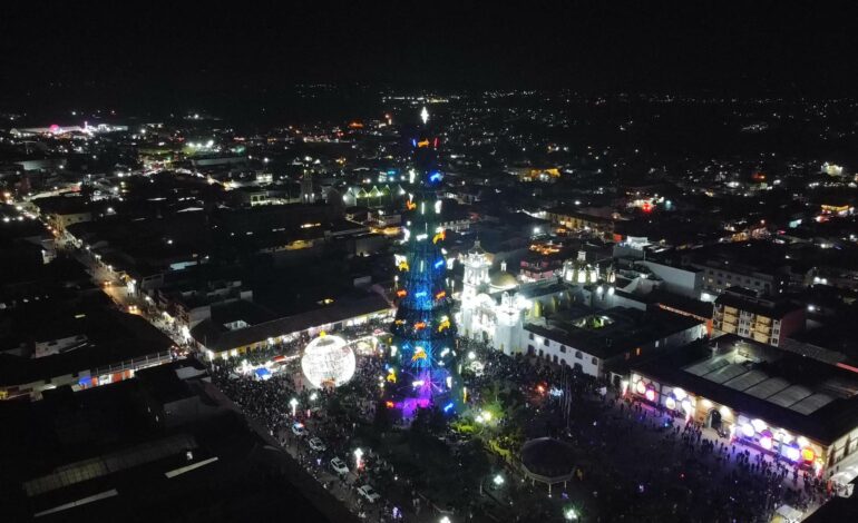 Chignahuapan encendió monumental árbol de Navidad de 65 metros de altura
