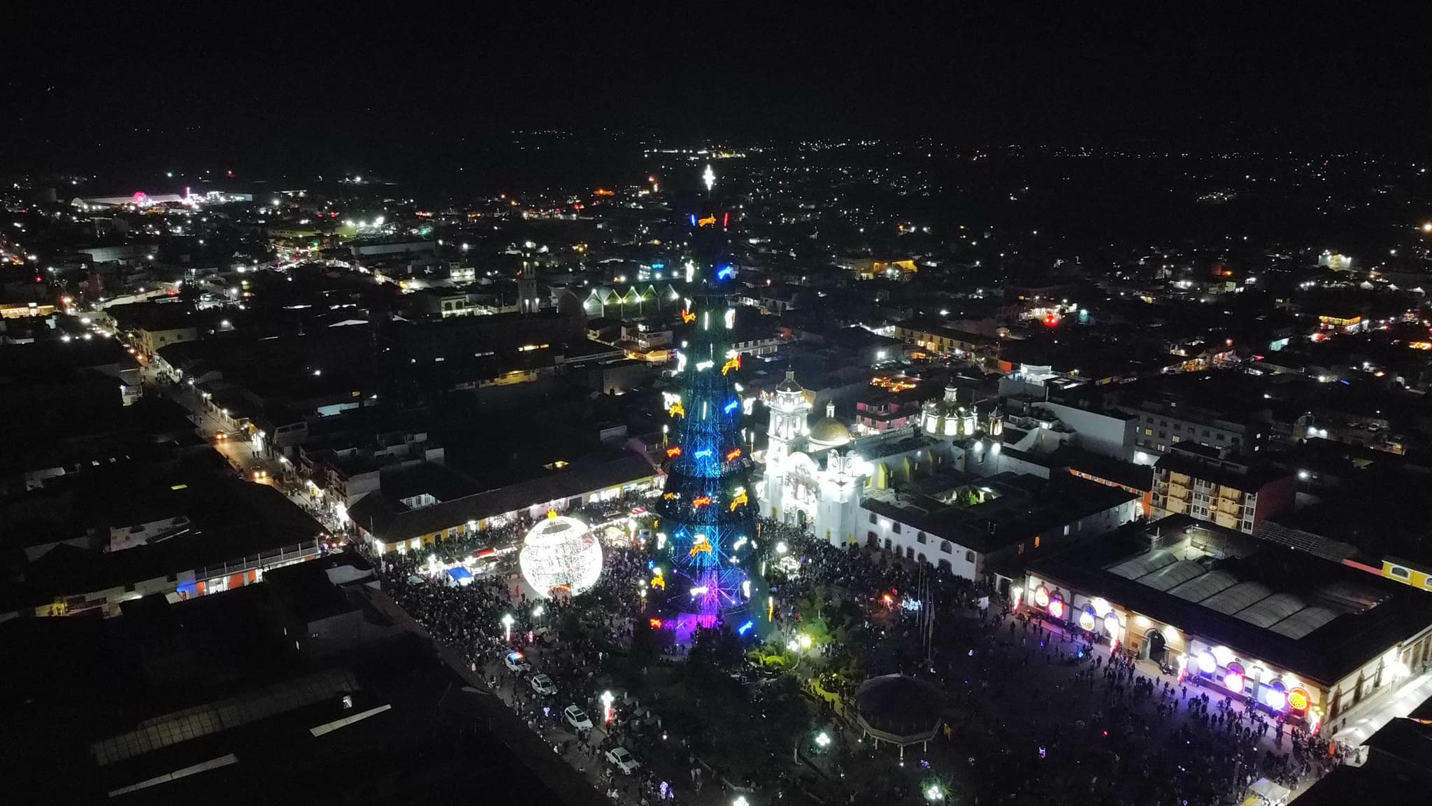 Chignahuapan encendió monumental árbol de Navidad de 65 metros de altura