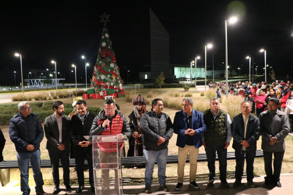 Con posadas, piñatas y encendido del árbol estrecha lazos la comunidad