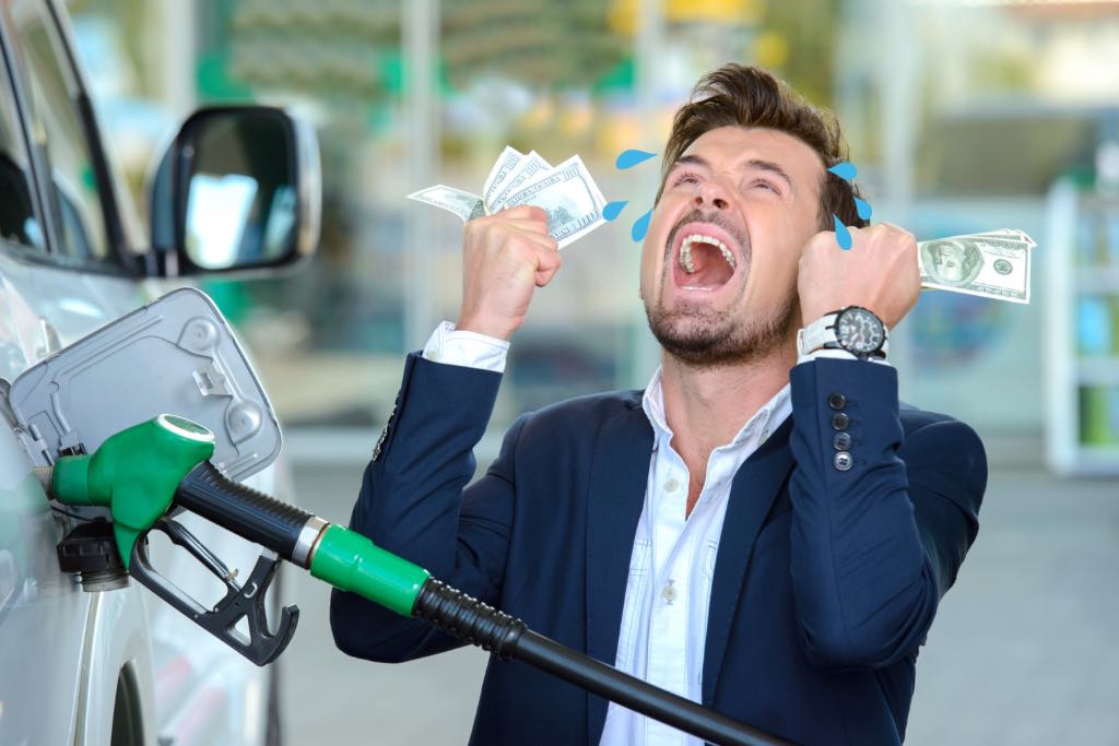 Llenar el tanque de tu auto podría salirte 10 pesos más caro en 2024… Te explicamos por qué