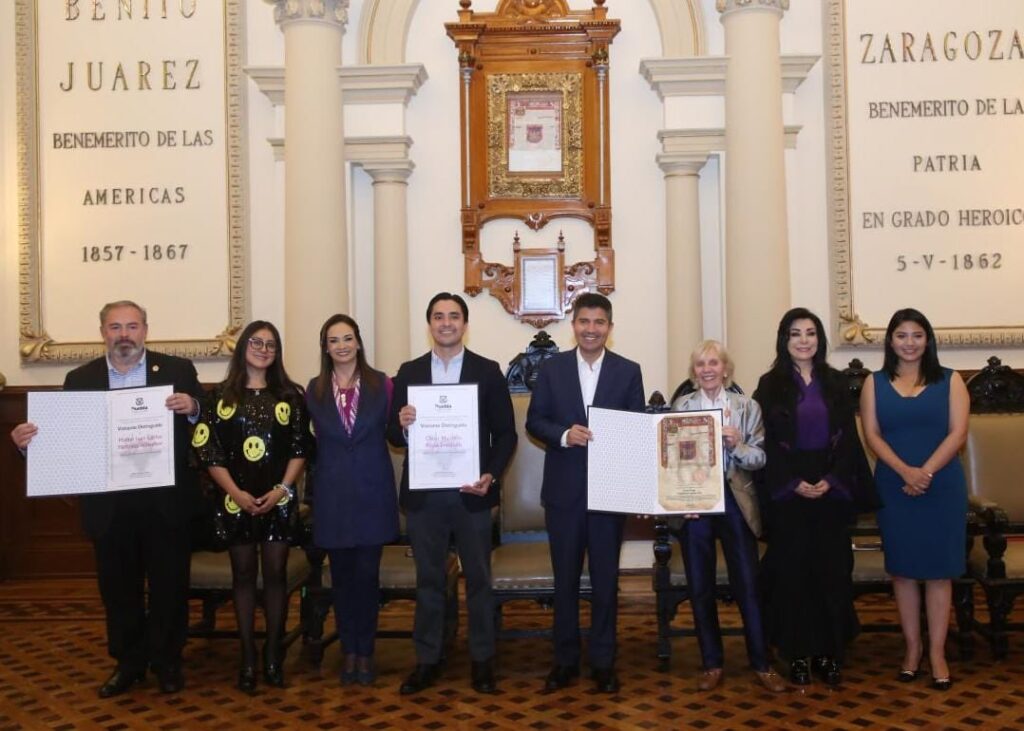 Se entrego copia de la Cédula Real  a Kathy Magee y reconocimos como visitantes distinguidos a Martín Juan Carlos Martínez Villaseñor y a Óscar Mauricio Rojas Londoño, por su gran labor de cambiar al mundo con sonrisas a través de Operation Smile.