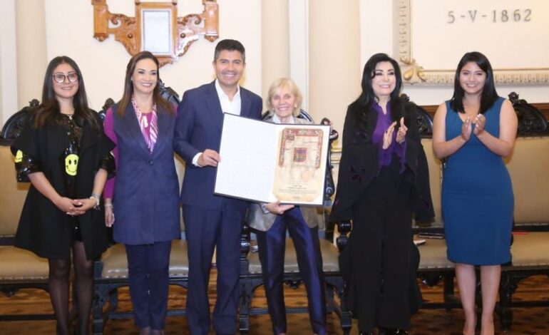 Gobierno Municipal de Puebla condecoró con la Cédula Real a fundadora de  ‘Operation Smile’ 