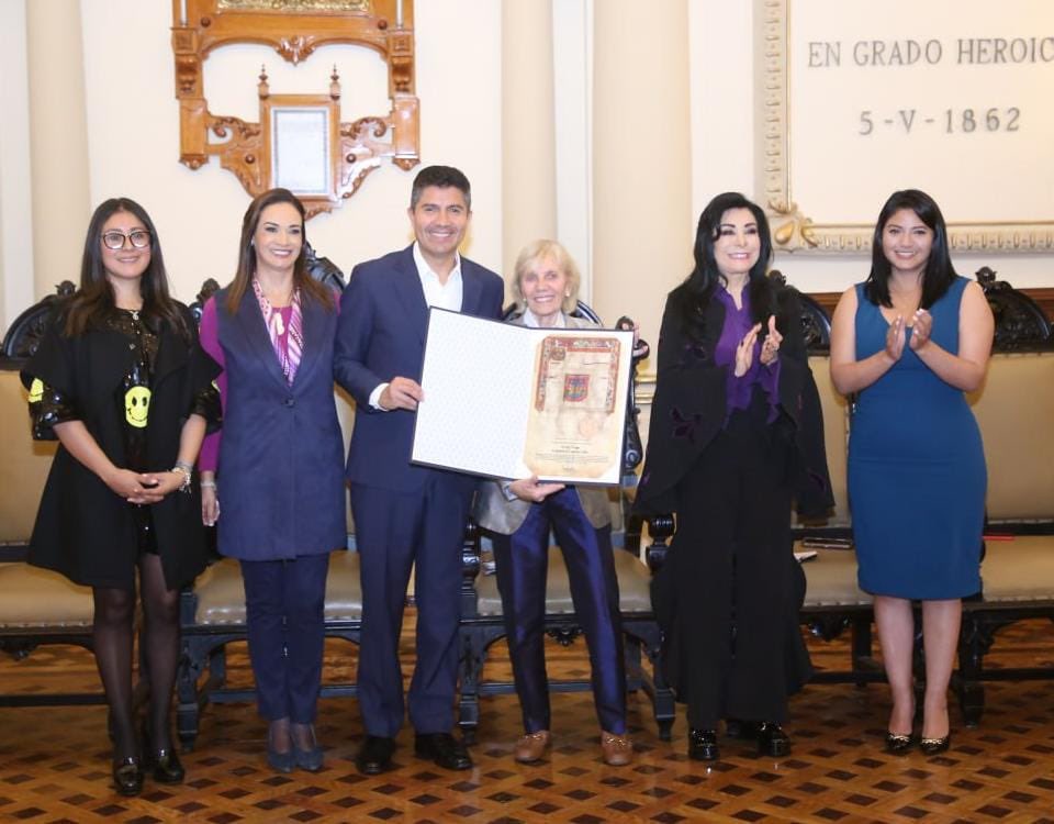 Gobierno Municipal de Puebla condecoró con la Cédula Real a fundadora de  ‘Operation Smile’ 