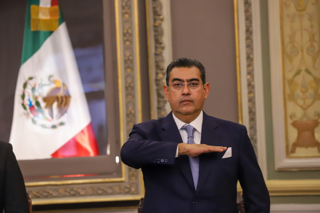El gobernador entregó al Pleno del Congreso local su Informe de Gobierno.