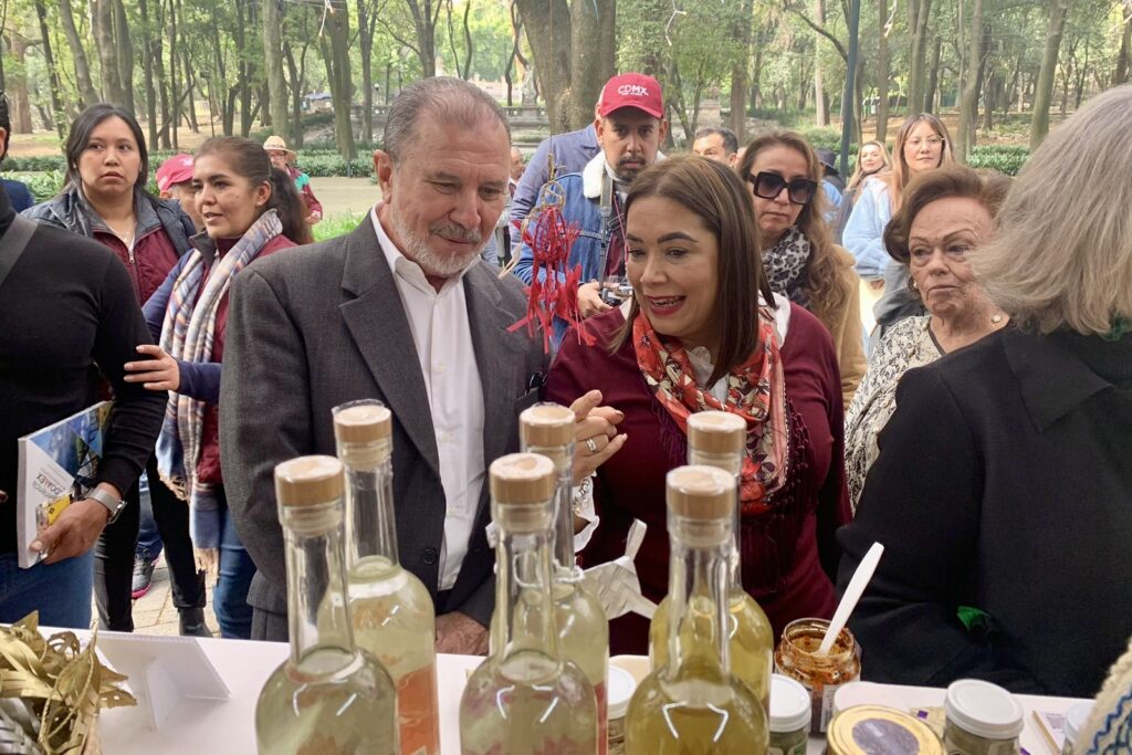 La secretaria de Turismo, Marta Ornelas inauguró el módulo de promoción turística con presencia de artesanos de Tehuacán y productores de mezcal.