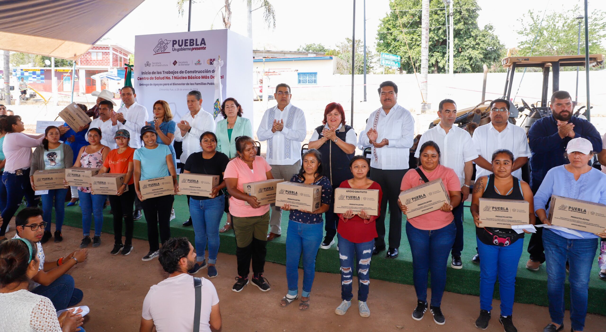 En su distrito, el Presidente del Congreso presente en inicio de obras de salud