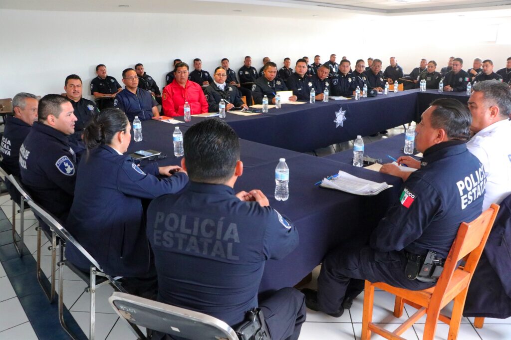 El secretario de Seguridad Pública, Daniel Iván Cruz Luna sostuvo una reunión de trabajo con mandos de la Policía Estatal para dar seguimiento al plan “Paz, Seguridad y Justicia”