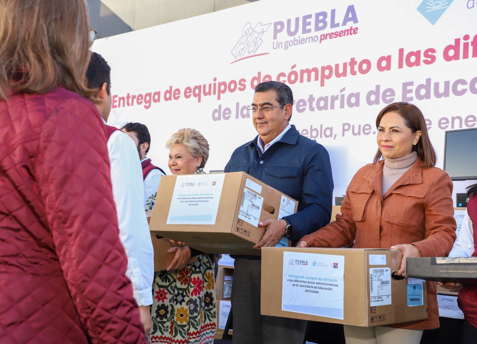 Con entrega de 1,200 equipos de cómputo, se renueva el servicio público