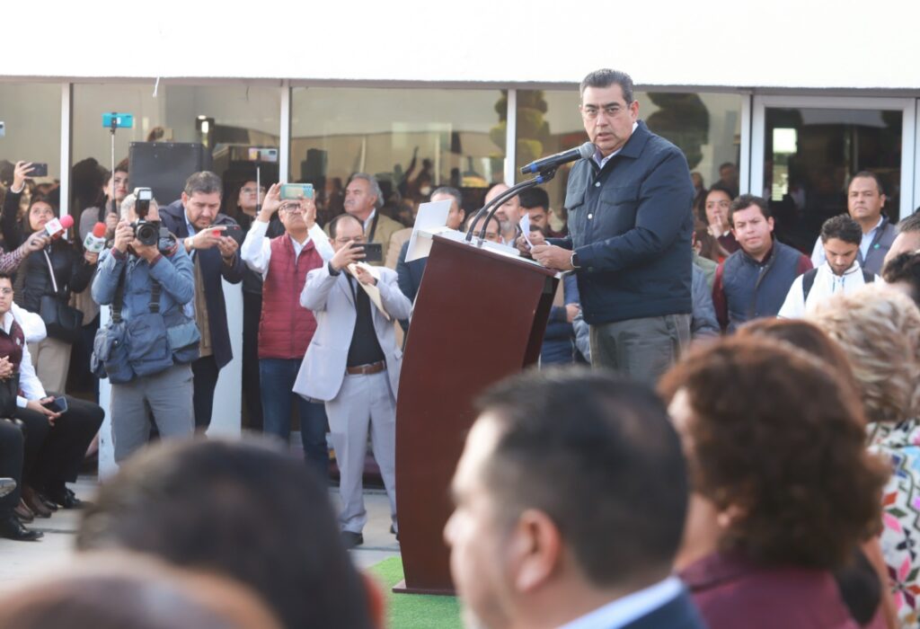 En la Secretaría de Educación, el mandatario estatal otorgó mil 200 equipos de cómputo, de los 8 mil 391 que serán entregados en la administración