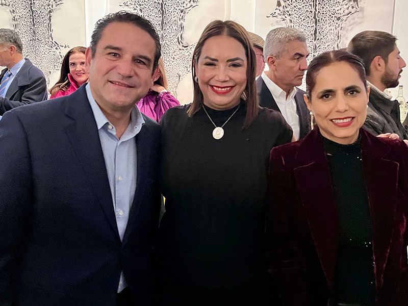 La secretaria de Turismo, Marta Ornelas Guerrero supervisó la instalación del stand de Puebla en FITUR y presidió una degustación de mezcal para empresarios españoles