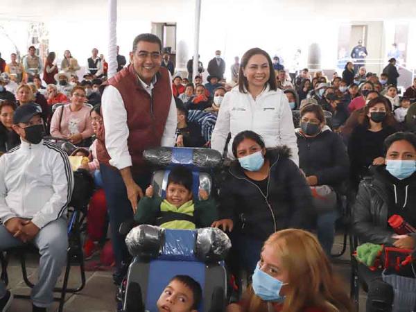 Sergio Salomón y Gaby Bonilla entregaron 204 aparatos ortopédicos beneficiando 4 municipios