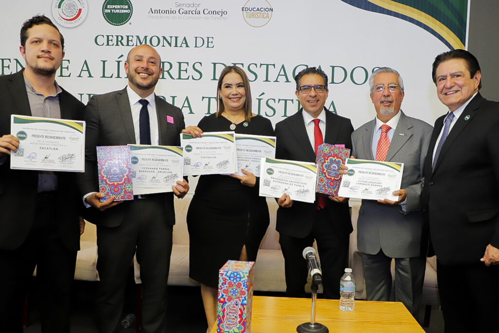 La titular de la dependencia recibió este reconocimiento en el Senado de la República,  además, la entidad recibió premios como Mejor Universidad de Turismo, Mejor Destino Turístico, Mejor Director de Turismo y a la Sostenibilidad
