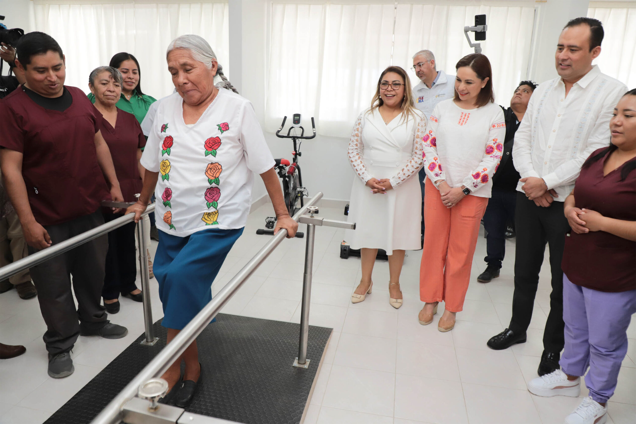 Entrega Gaby Bonilla equipamiento para Unidad Básica de Rehabilitación en la Mixteca