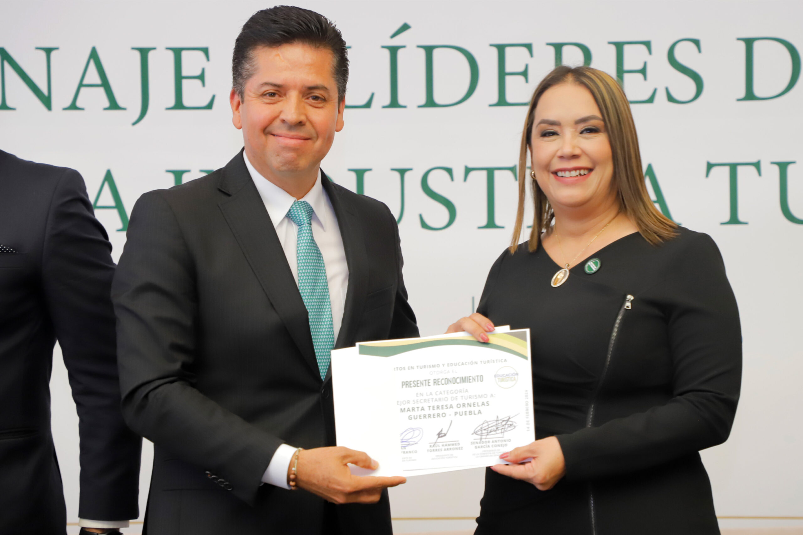 Martha Ornelas recibió el premio como “Mejor Secretaria de Turismo” 