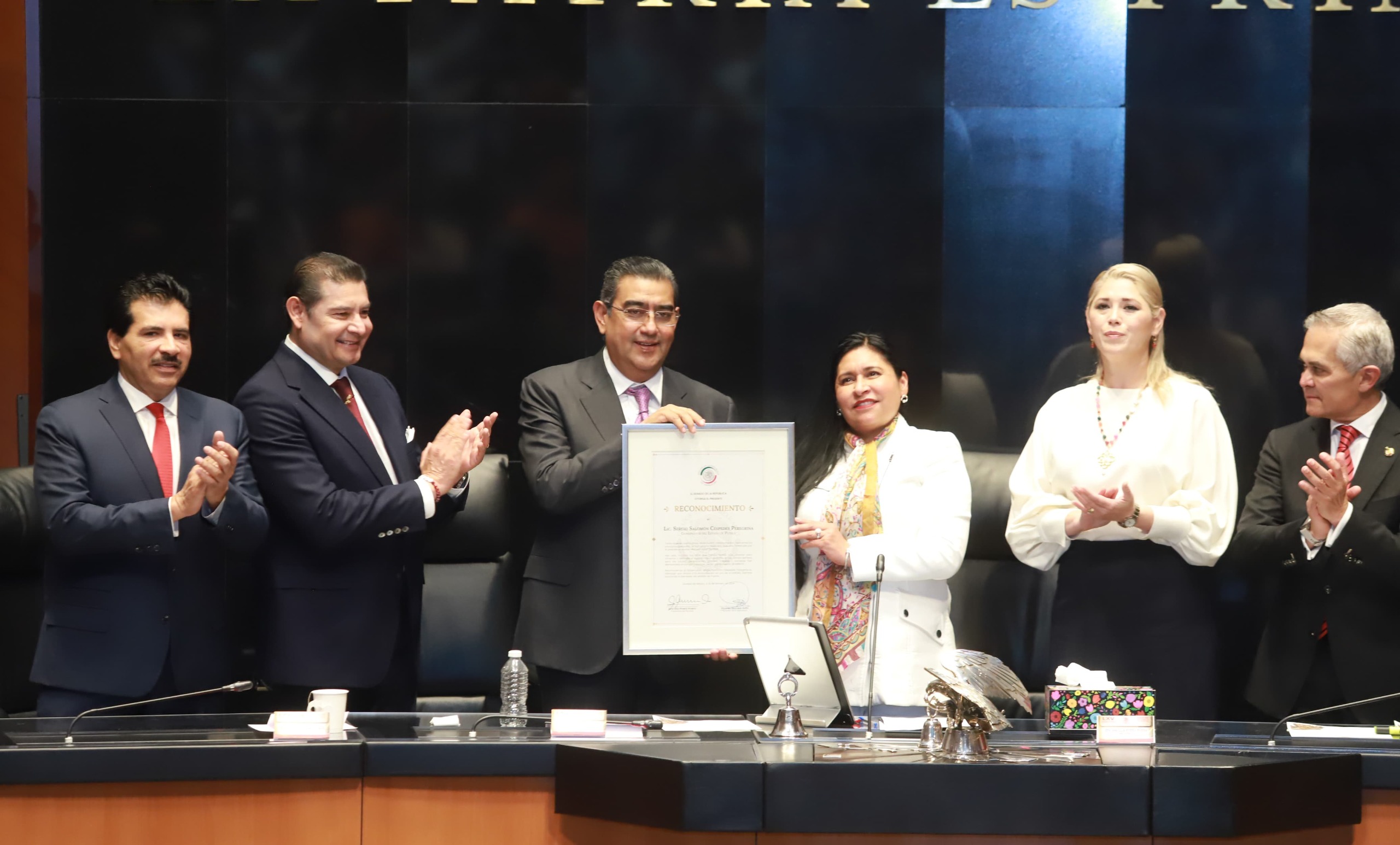 Sergio Salomón asistió a develación de letras doradas de «los tres Juanes de la Sierra Norte»