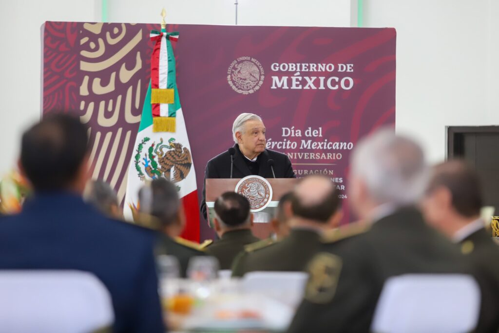 El mandatario federal condecoró a personal militar por su labor y reconoció a las Fuerzas Armadas por su contribución en la construcción de la paz