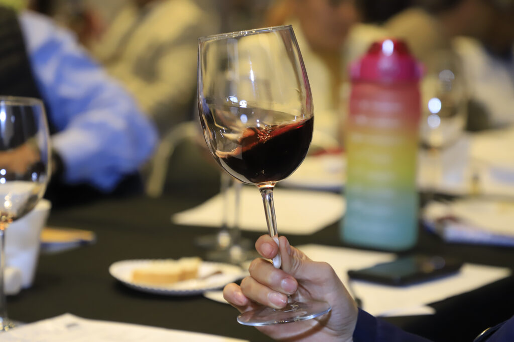 El curso “Cata y maridaje de vinos” fue ofrecido gratuitamente por la dependencia a 87 de ellos