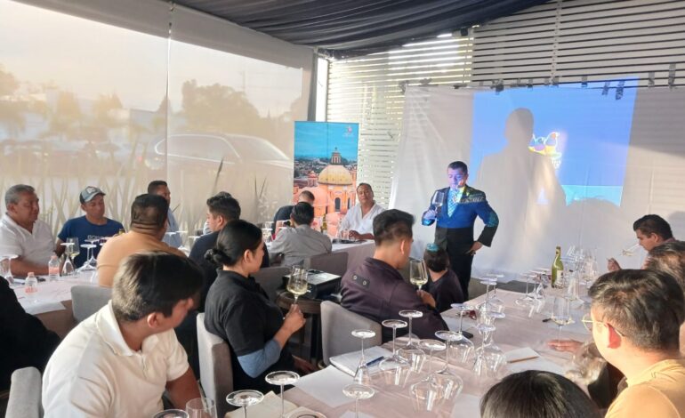 Turismo profesionaliza a meseros en maridaje de vinos