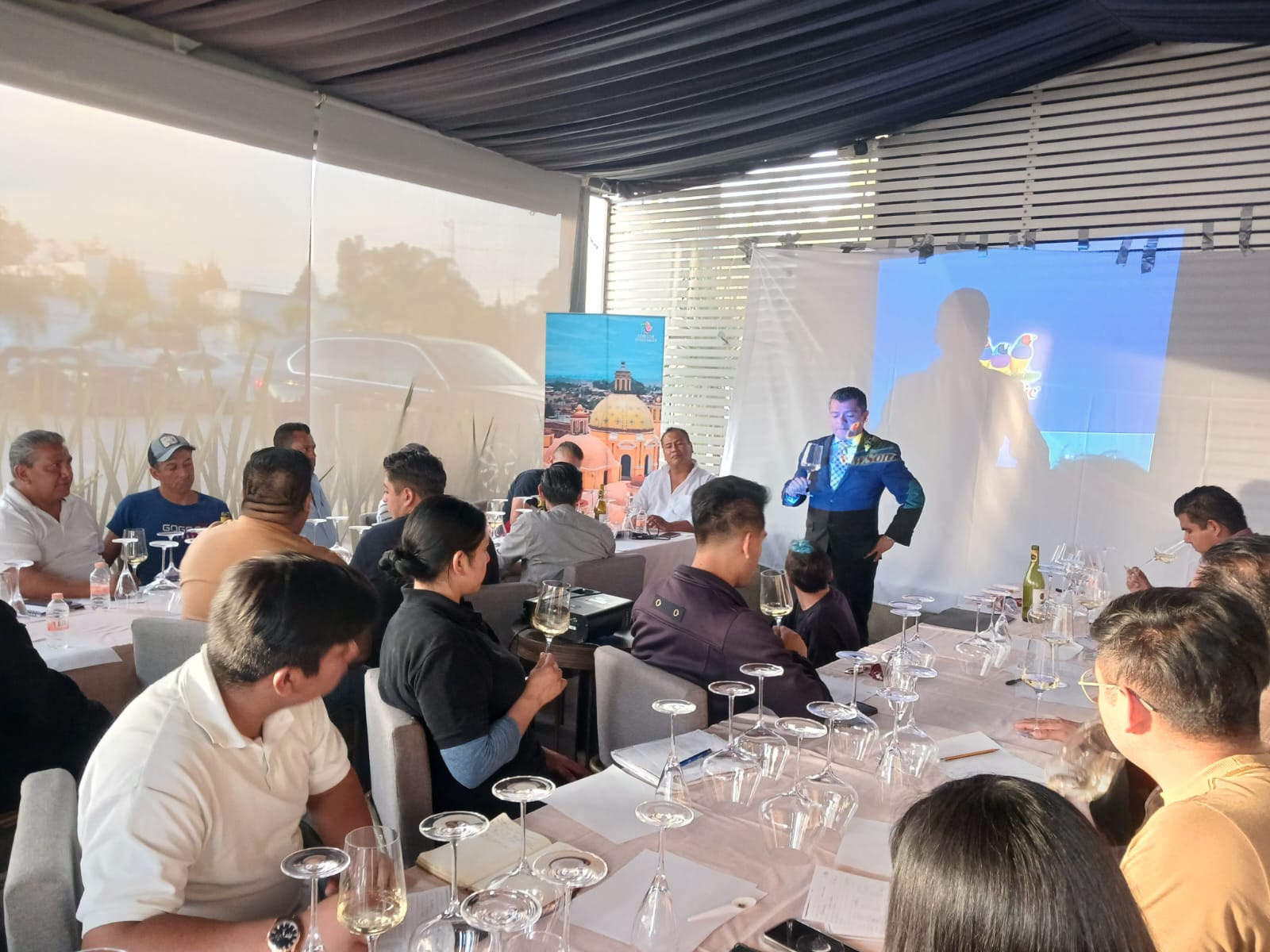Turismo profesionaliza a meseros en maridaje de vinos