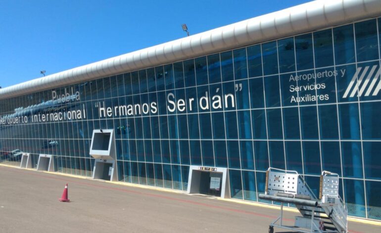 Caída de ceniza suspende nuevamente operaciones en el aeropuerto de Puebla