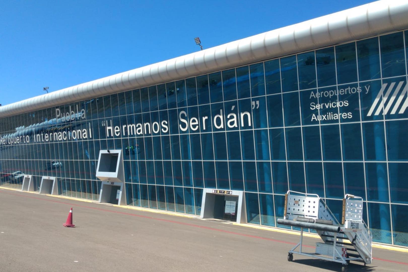 Caída de ceniza suspende nuevamente operaciones en el aeropuerto de Puebla