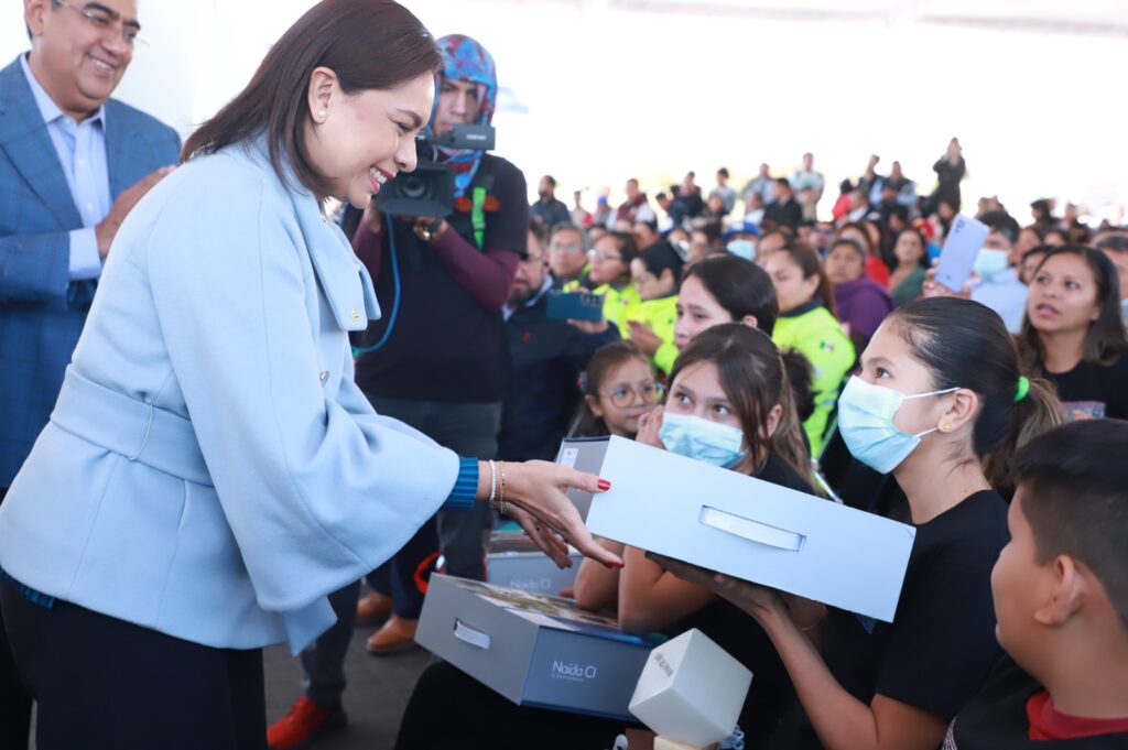 El mandatario presidió la entrega de 23 ambulancias, así como cinco mastógrafos, mil 206 aparatos ortopédicos, 17 actualizaciones de implante coclear, 286 lentes y 483 auxiliares auditivos