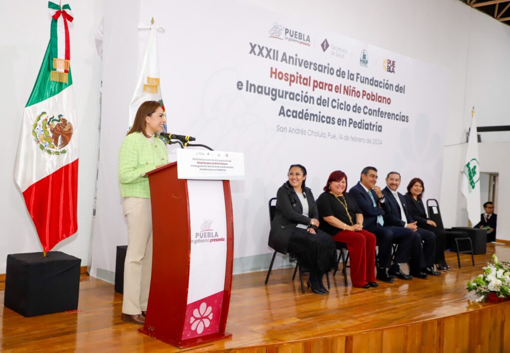 El mandatario y la presidenta honoraria del Patronato del SEDIF, Gaby Bonilla presidieron el acto por el XXXII Aniversario de la Fundación del Hospital para el Niño Poblano.