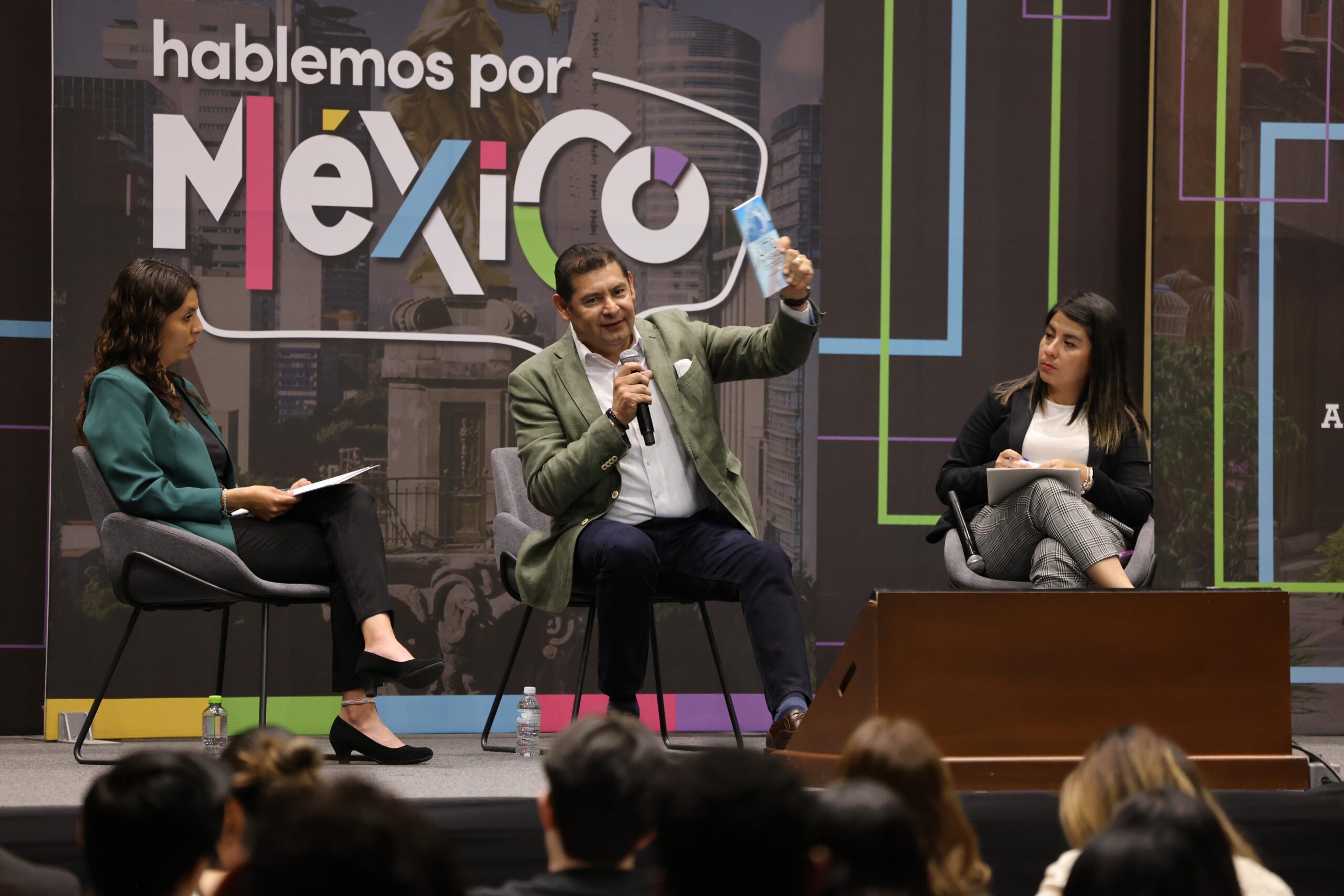 Exitoso diálogo de Armenta con jóvenes de la UPAEP
