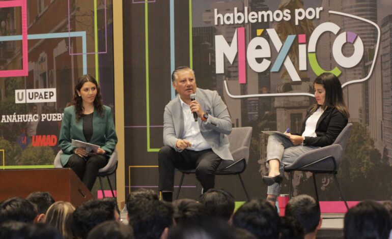 Fernando Morales conversa con estudiantes en UPAEP